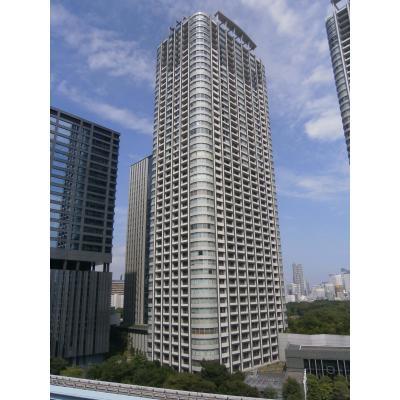 【港区東新橋のマンションの建物外観】