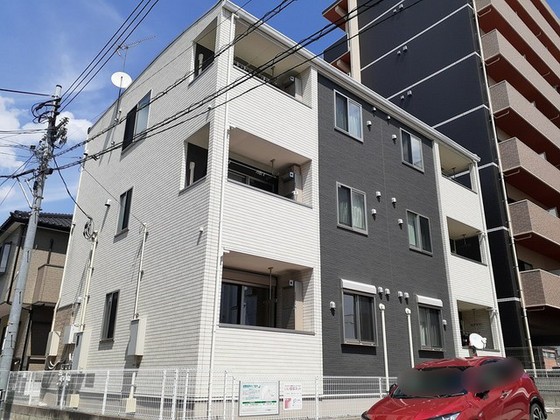 岡山市中区中納言町のアパートの建物外観