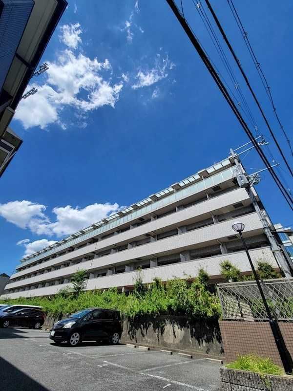 【吹田市藤白台のマンションの建物外観】