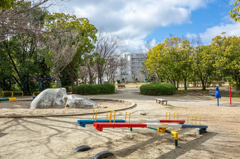 【吹田市藤白台のマンションの公園】