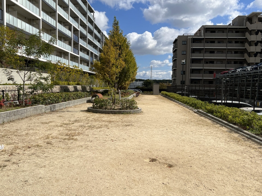 【吹田市藤白台のマンションの公園】