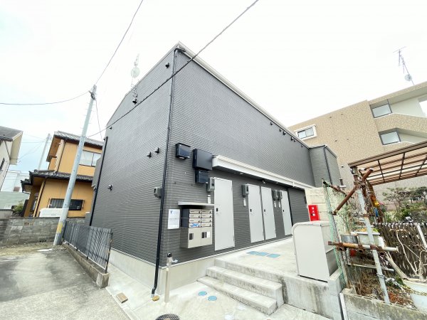 仙台市若林区荒井のアパートの建物外観