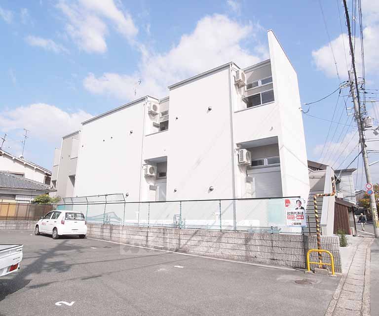 京都市伏見区淀新町のアパートの建物外観