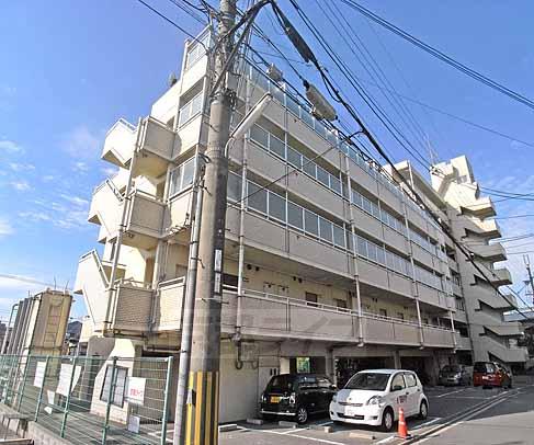 京都市東山区福稲御所ノ内町のマンションの建物外観