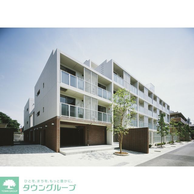 【新宿区弁天町のマンションの建物外観】