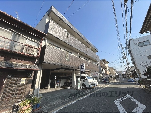 京都市南区西九条南田町のマンションの建物外観