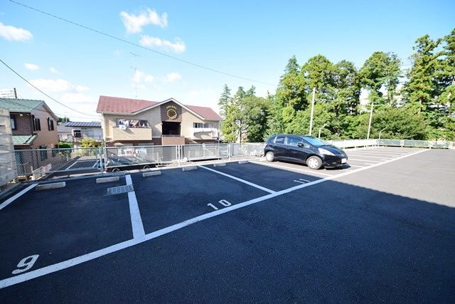 【横浜市瀬谷区宮沢のアパートの駐車場】