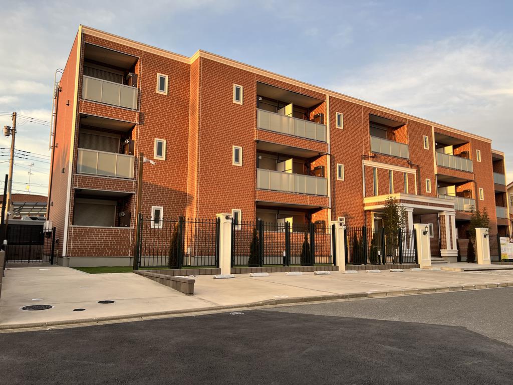 建物外観　平面式駐車場付き