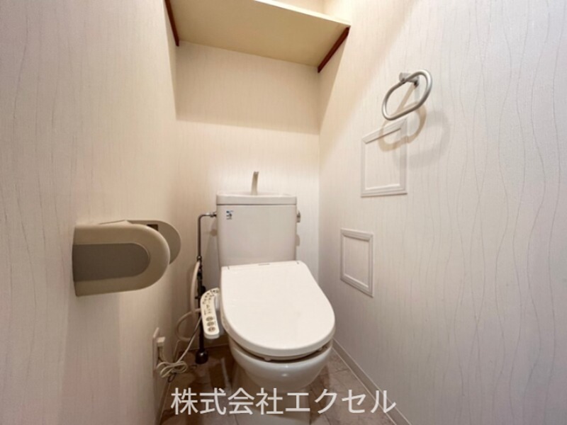 トイレ　温水便座付きです。