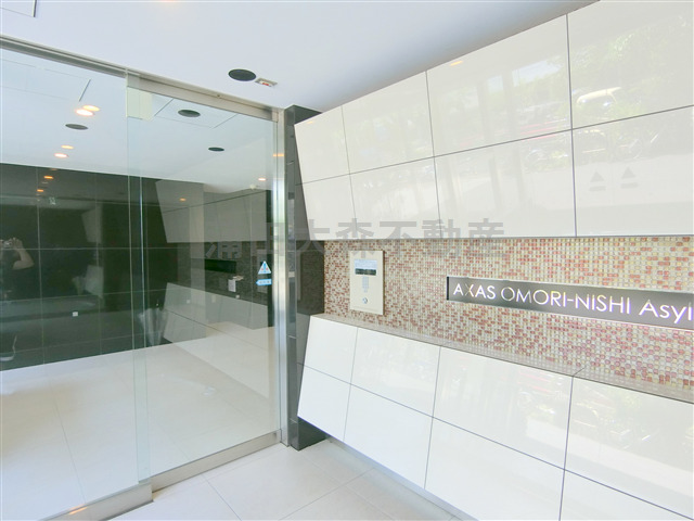 エントランス　防犯カメラTVモニター付オートロック宅配ボックス　エントラン