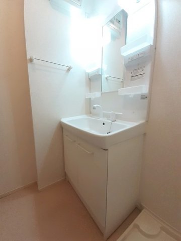 洗面設備　明るい洗面所です