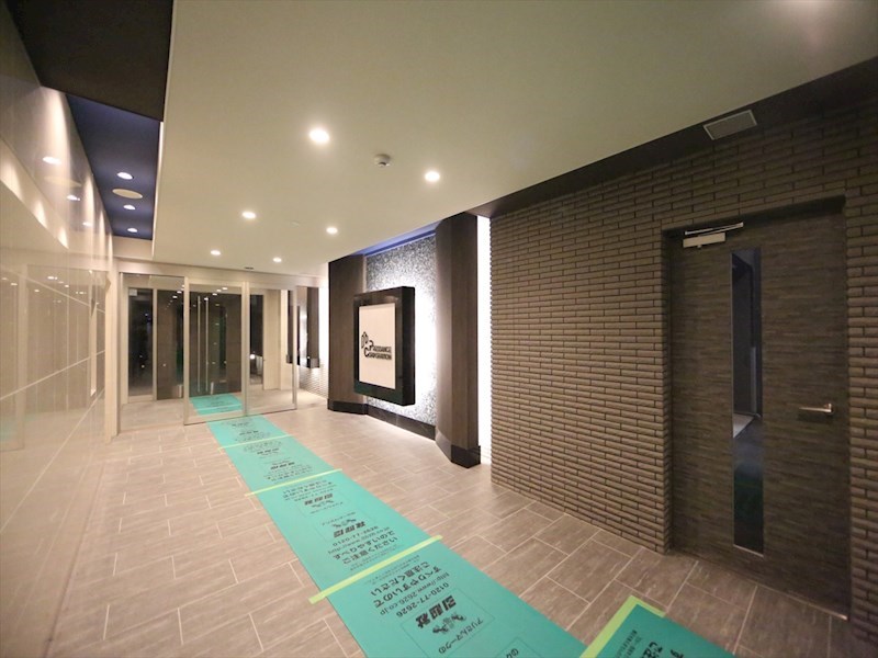 エントランス　エントランス　オートロック　宅配ＢＯＸ　防犯カメラ