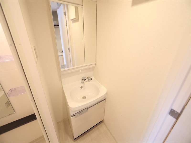 洗面設備　脱衣所　独立洗面台（シャンプードレッサー付）収納スペース有