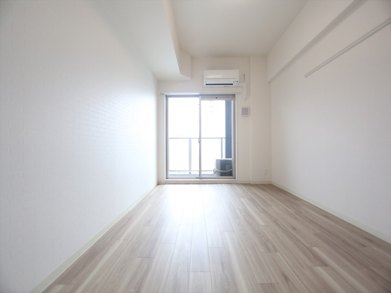 バルコニー　洋室8.3帖　エアコン完備　バルコニー