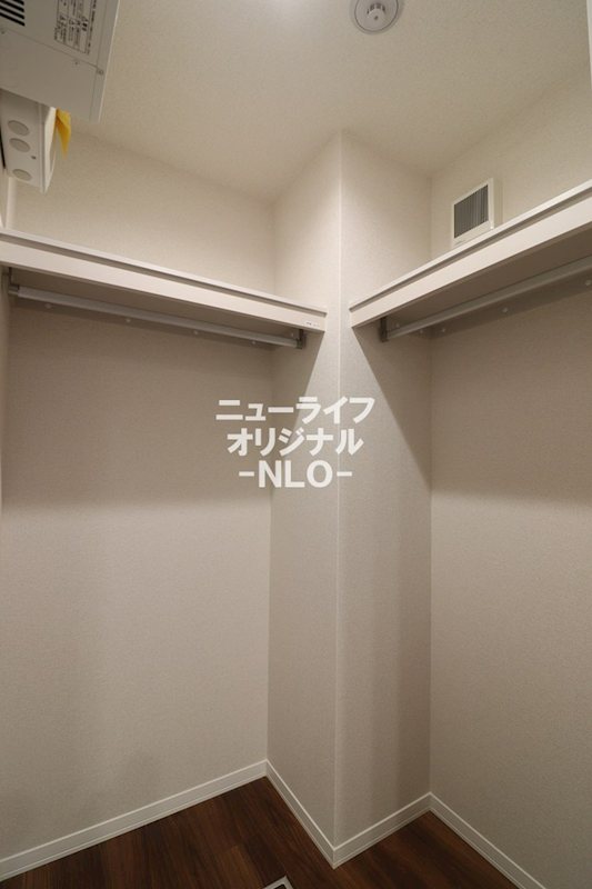 収納　収納力に優れたハンガーパイプ付きウォークインクローゼット。