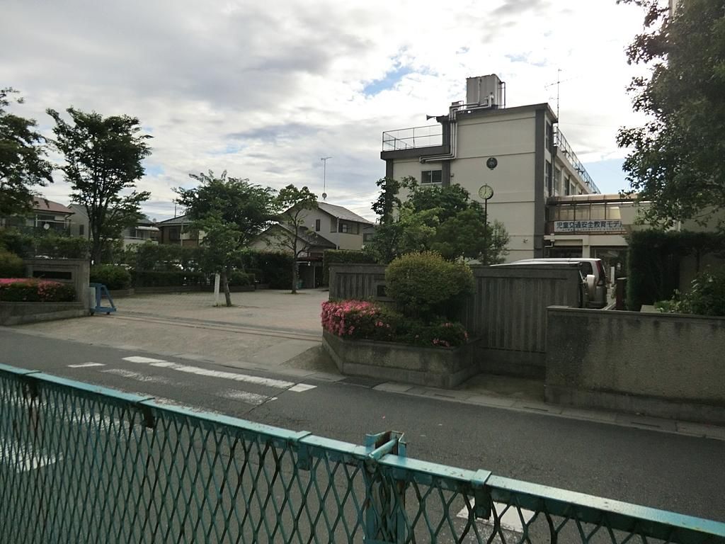 小学校　越谷市立蒲生小学校（小学校）まで740m