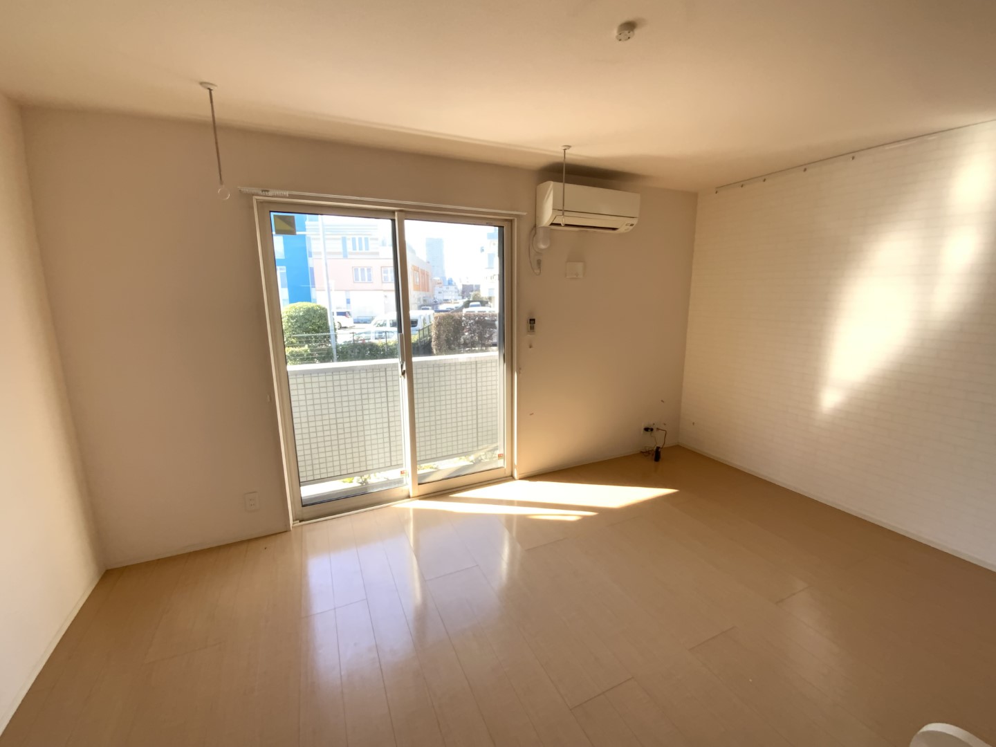 居室・リビング　参考写真　室内物干し、エアコンついています