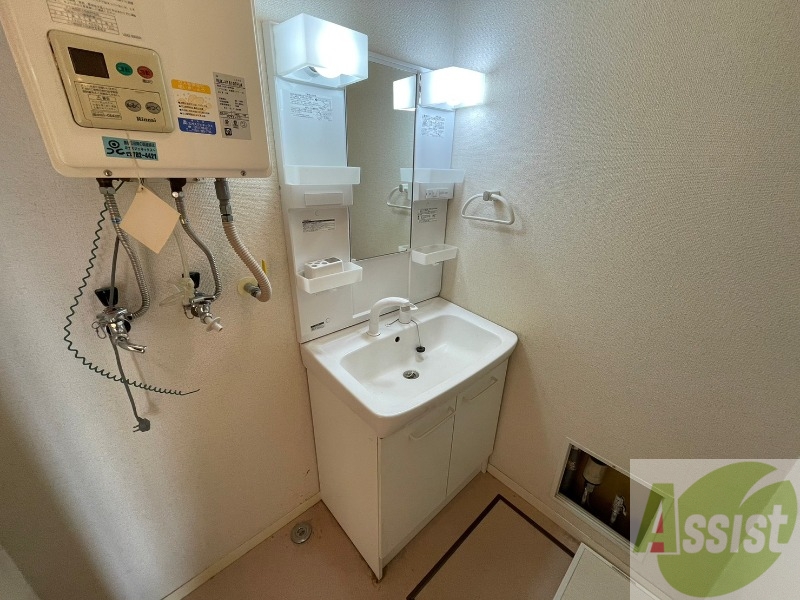 洗面設備　シャンプードレッサー。身支度はここでばっちりですね。