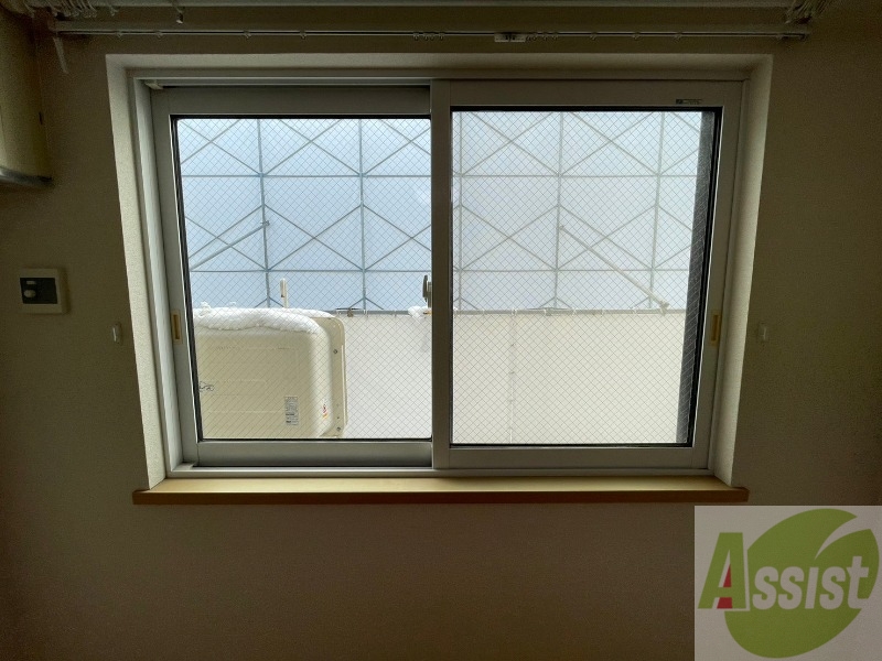 バルコニー　窓が沢山あると日がたっぷり入って気持ち良いですよね！