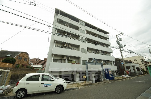 東大阪市中石切町のマンションの建物外観