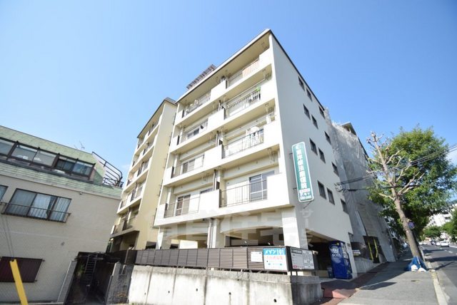 神戸市灘区一王山町のマンションの建物外観
