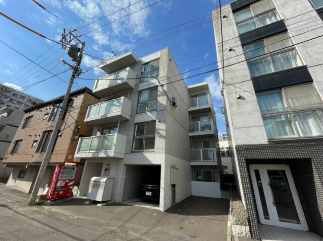 札幌市中央区北四条東のマンションの建物外観