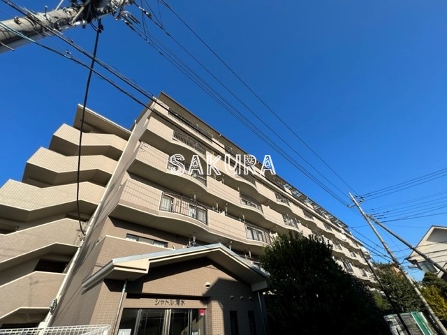横浜市都筑区牛久保東のマンションの建物外観