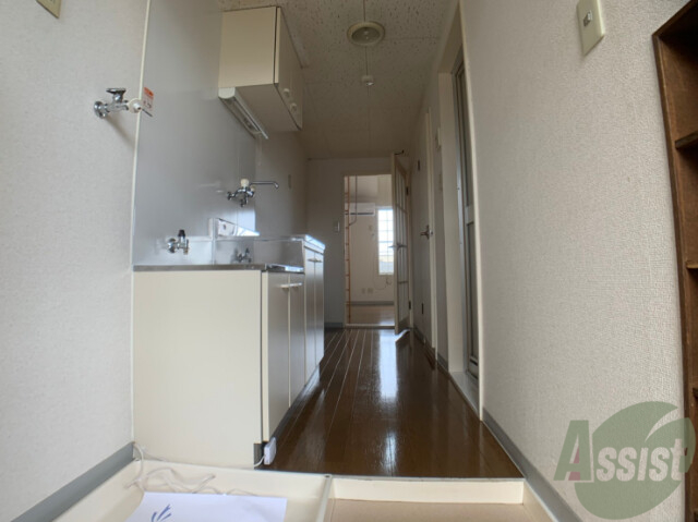 玄関　玄関からの様子です。白基調で明るい印象です。