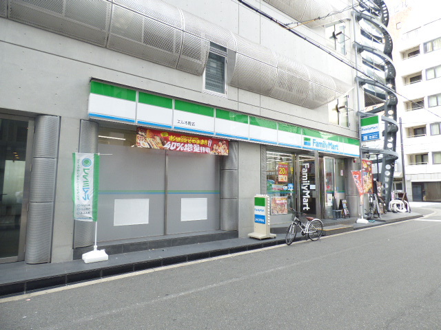 コンビニ　ファミリーマートエル本町店（コンビニ）まで941m