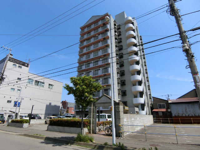 【函館市大手町のマンションの建物外観】