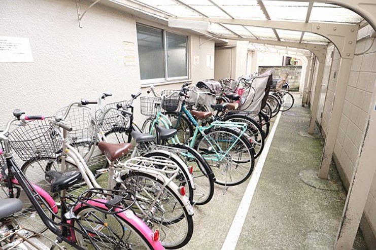 【台東区根岸のマンションの駐車場】