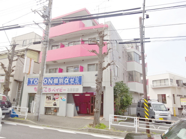 横浜市神奈川区片倉のマンションの建物外観