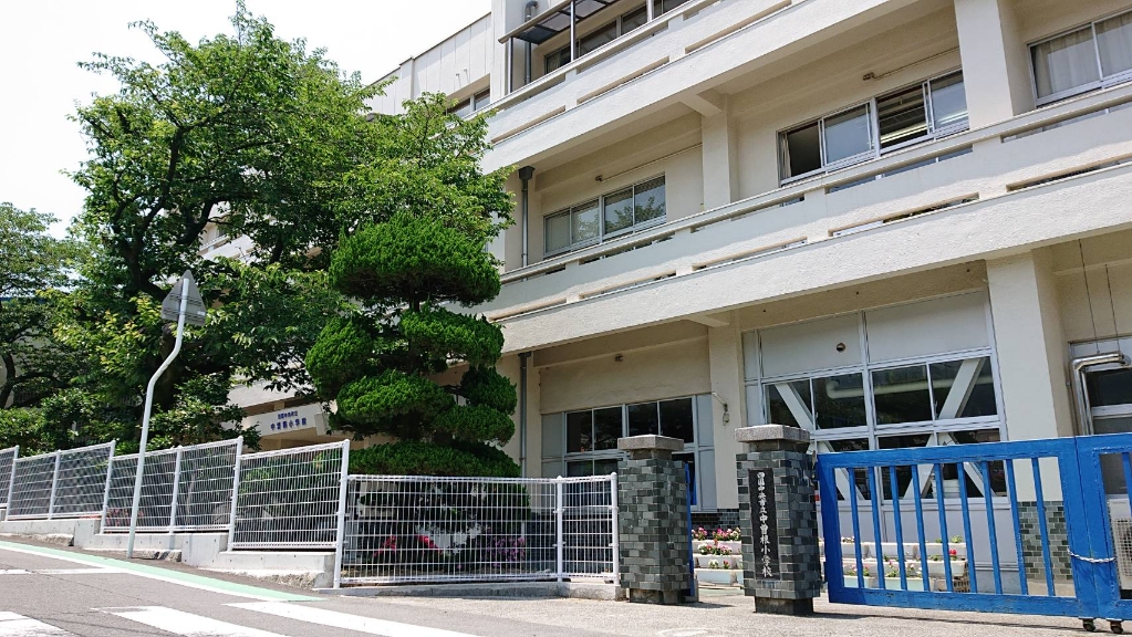 小学校　四国中央市立中曽根小学校（小学校）まで242m