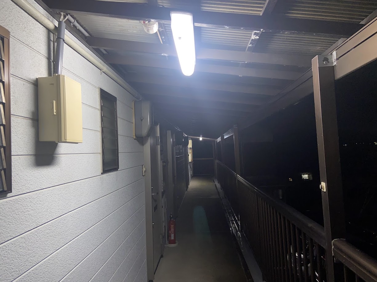 敷地内の照明設備が充実しており、明るく安全です