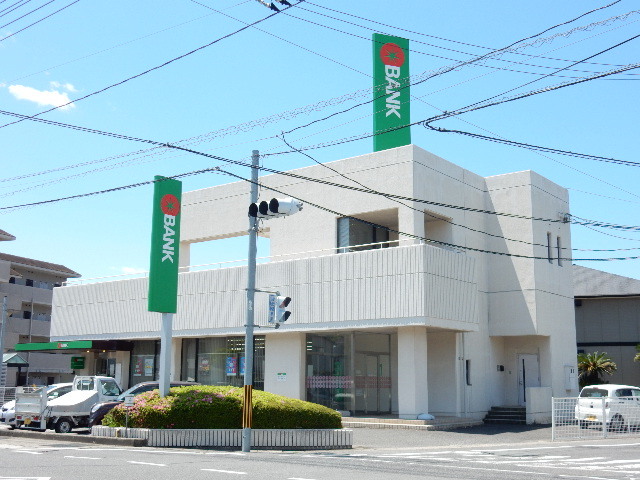 銀行　（株）トマト銀行／津高支店（銀行）まで27m