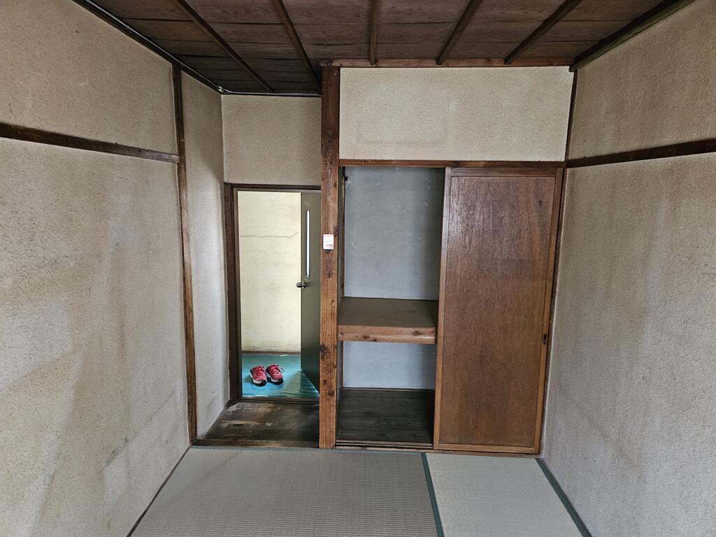 収納　押入、中段あり。
