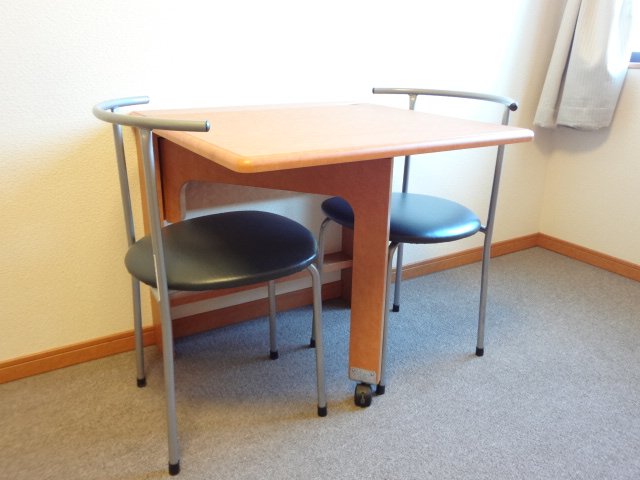 その他設備　備え付け机