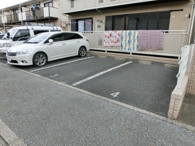 駐車場　敷地内駐車場あり