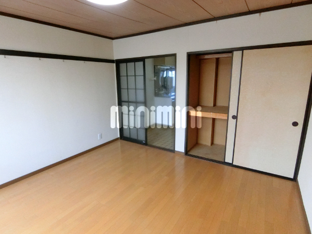 居室・リビング　洋室８帖あります。