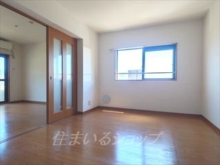 居室・リビング　窓が多く明るい角部屋です！