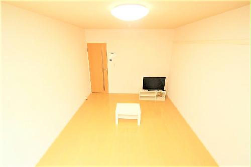 居室・リビング　テレビ（32型）、テレビ台、机が完備！