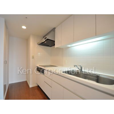 キッチン　同タイプ12階のお部屋を撮影。仕様が異なることがあります。