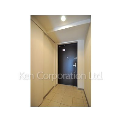 玄関　同タイプ12階のお部屋を撮影。仕様が異なることがあります。