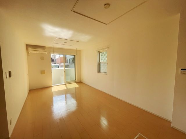 居室・リビング　2面採光の明るいお部屋です