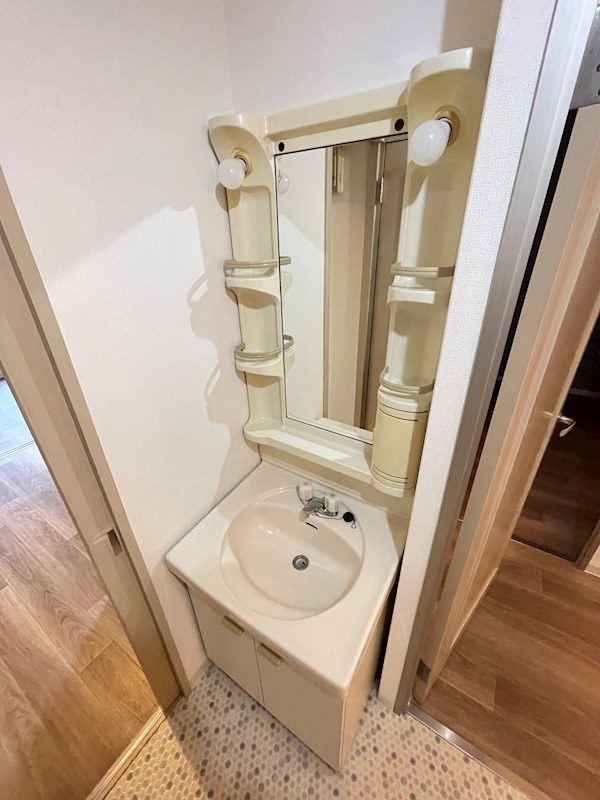 洗面設備　明るい洗面所です