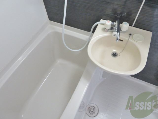 バス・シャワールーム　バスルームはこちらです。広々としてゆったり休めます。