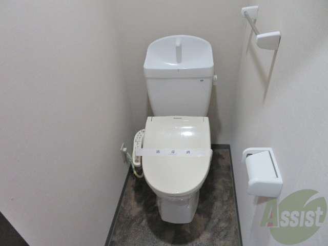 トイレ　ウォシュレット機能がついたトイレです。安心して使用できますね