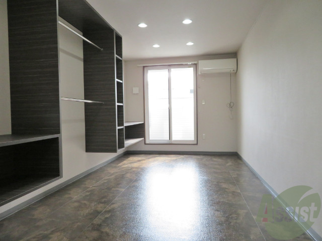 居室・リビング　とても広々していて陽当たりがとても良いですね