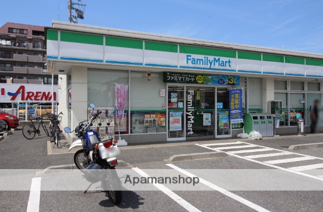 コンビニ　ファミリーマート（コンビニ）まで837m