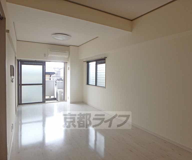 居室・リビング　角部屋で２面窓があります。